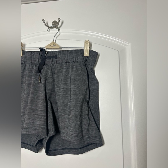 Lululemon On The Fly Shorts Gray Athletic Shorts size 6 - Picture 3 of 10